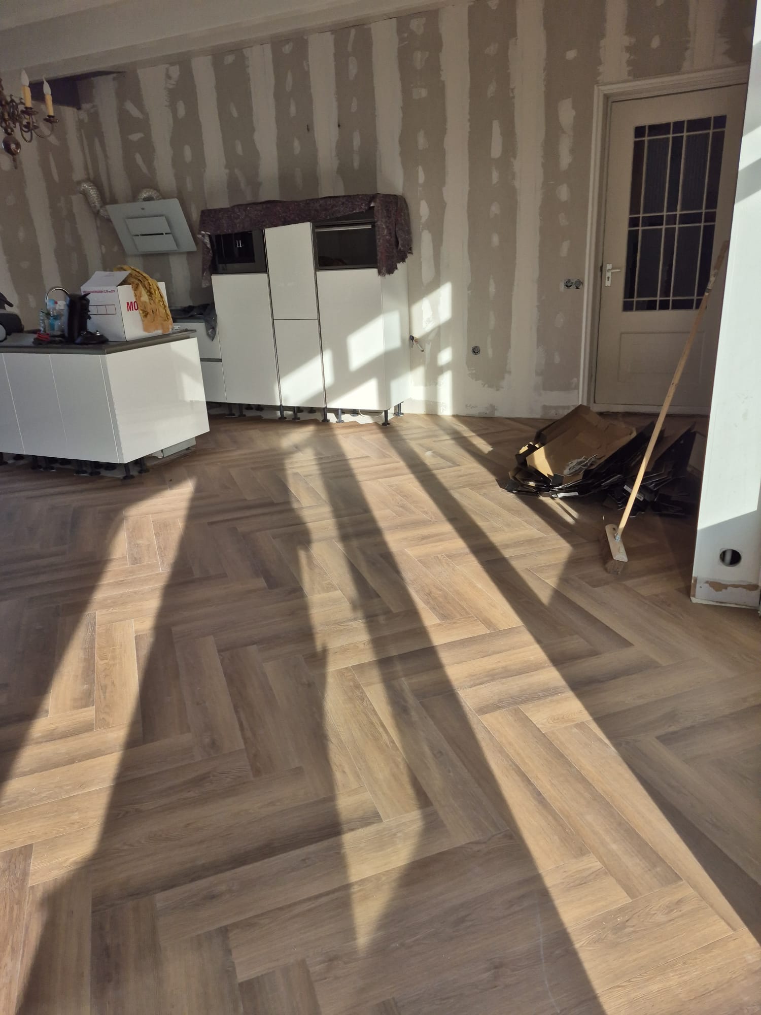 Eetkamer in avondlicht