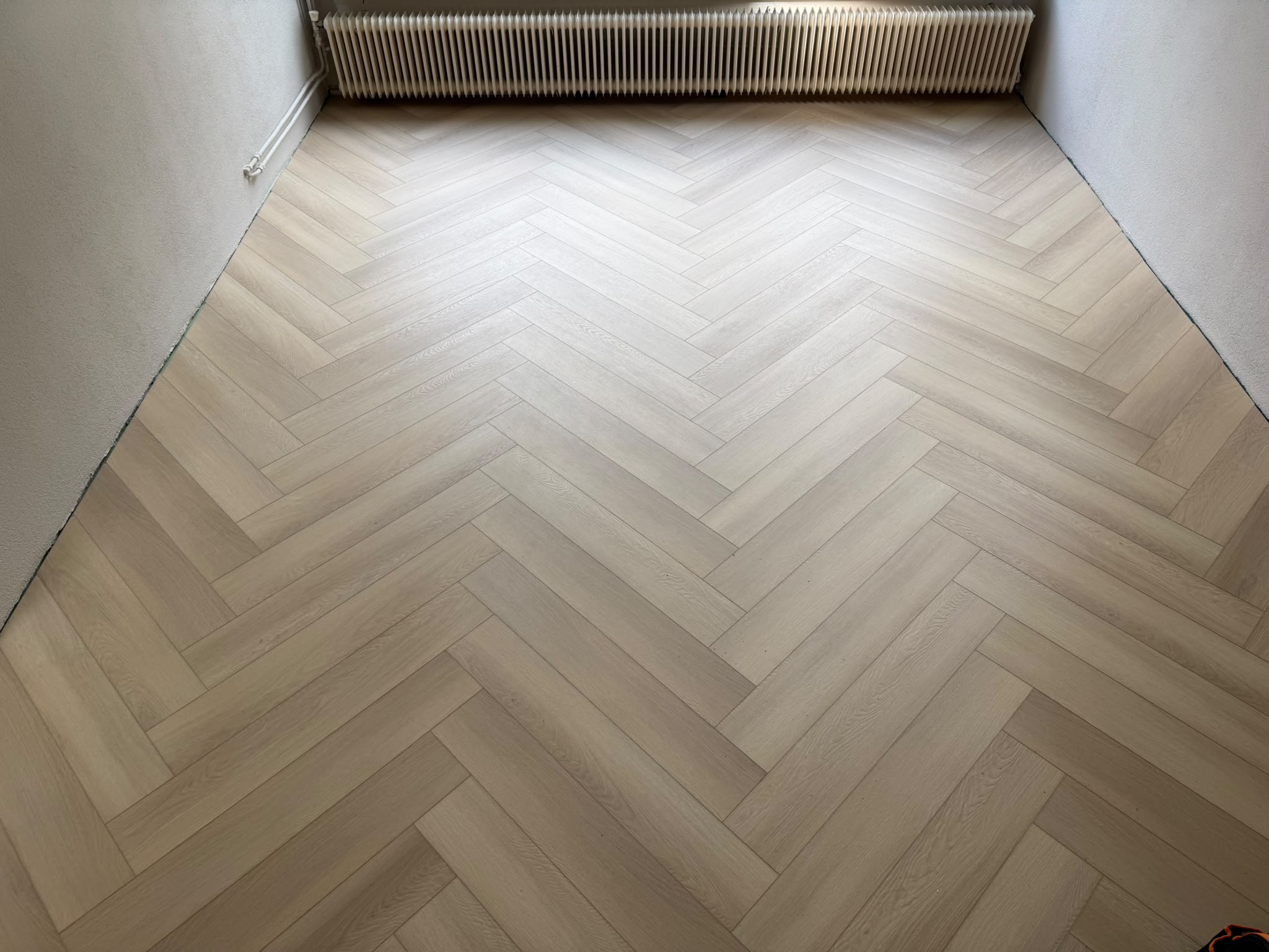 Witte visgraatvloer